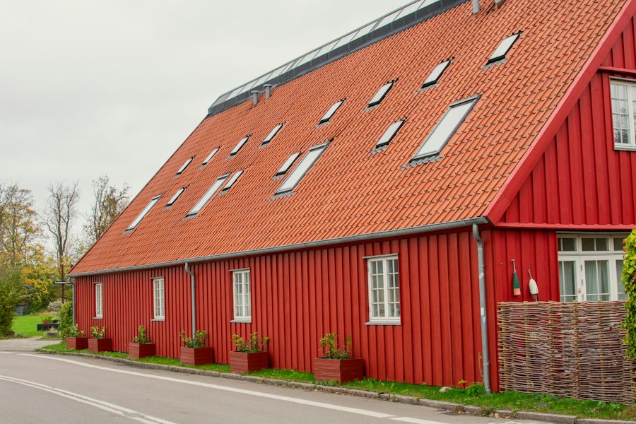 Rött trähus med många fönster